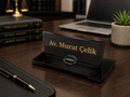 Kişiye Özel Gold Pleksi Masa İsimliği – Avukat, Doktor, Ofis ve Yönetici Masaüstü İsimlik